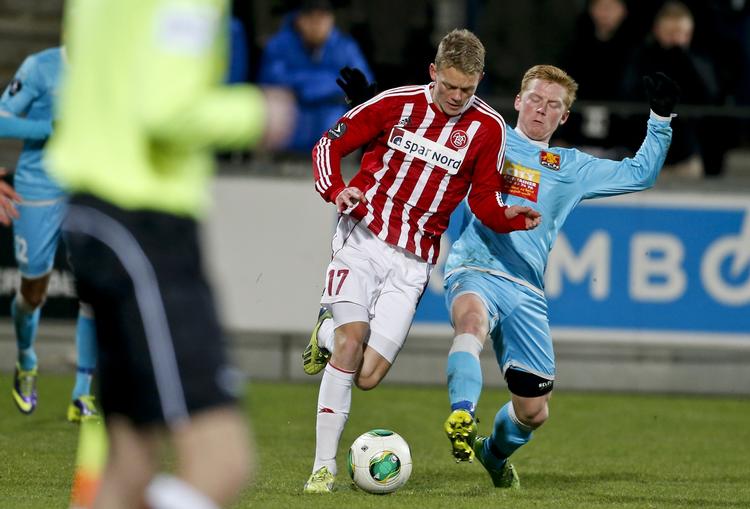 udlandslængsel. Kasper Kusk (midt) er iøjnefaldende på AaB's unge hold, der har spillet sig på andenpladsen i ligaen. 