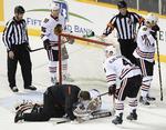 skader. Chicago Blackhawks målmand, Nikolai Khabibulin, ligger på isen efter et sammenstød, hvor russeren fik et kraftigt slag mod hovedet. 