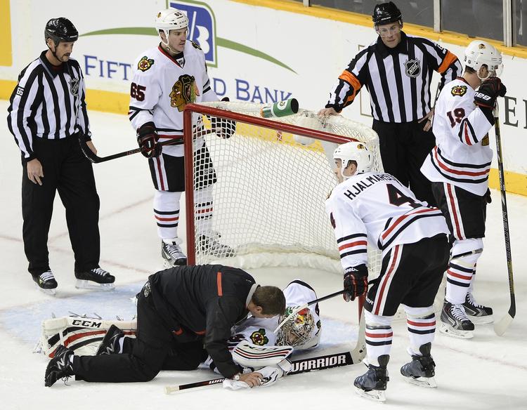 skader. Chicago Blackhawks målmand, Nikolai Khabibulin, ligger på isen efter et sammenstød, hvor russeren fik et kraftigt slag mod hovedet. 