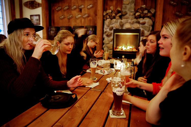 Øldrikkere. Disse kvinder er ikke som alle andre - de kan nemlig lide øl. (Arkivfoto) 