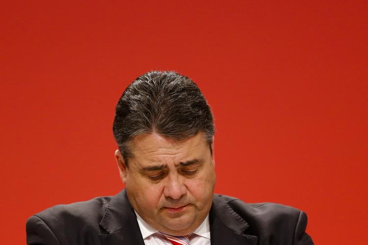 Regeringsdannelse. SPD-formand Sigmar Gabriel forhandler med Merkel om regeringsgrundlag. 