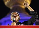 Protester. En thailandsk domstol har udstedt arrestordre på Suthep Thaugsuban, der leder demonstrationer og besættelser af ministerier. 