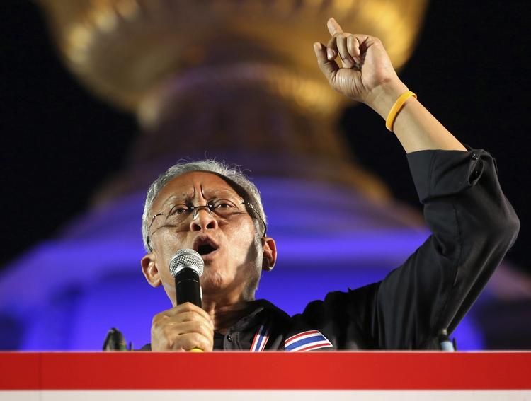 Protester. En thailandsk domstol har udstedt arrestordre på Suthep Thaugsuban, der leder demonstrationer og besættelser af ministerier. 