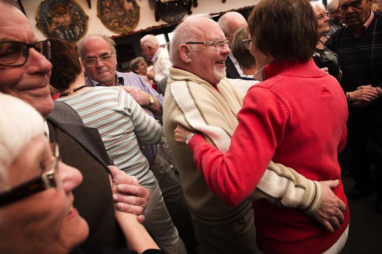 otium. Det rammer kvinderne, når de når pensionsalderen, at de generelt tjener mindre end mændene. Derudover er det hårdt for pensionsopsparingen, når de går på barsel eller deltid. 