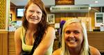 uro. Danske Karina Jensen, 21, og Stine Brock, 20, begge fra Aalborg, har rejst rundt i Asien i tre måneder og befinder sig nu i det uroramte Bangkok. 