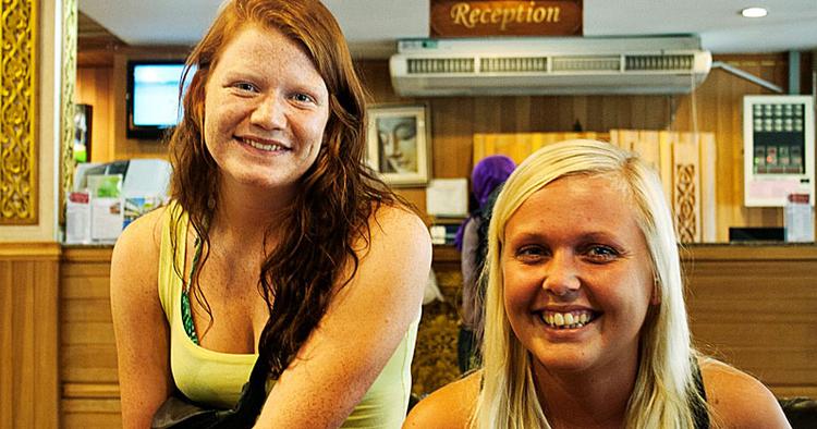 uro. Danske Karina Jensen, 21, og Stine Brock, 20, begge fra Aalborg, har rejst rundt i Asien i tre måneder og befinder sig nu i det uroramte Bangkok. 