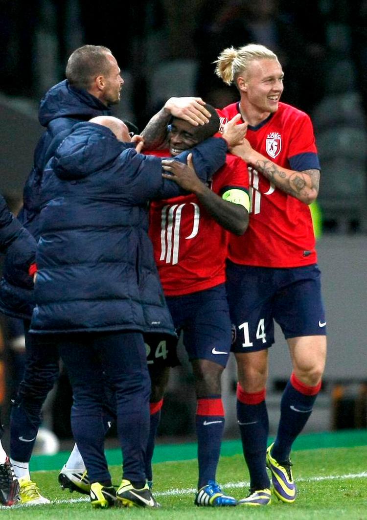tilfreds. Simon Kjær er igen glad for fodboldlivet, efter han er blevet godt modtaget i Lille, hvor han har stor succes med holdet. Her jubles der efter en scoring på vej til sejren over Monaco i starten af denne måned. Arkivfoto: Michel Spingler/AP 