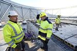 BYGGERI. Kåre Christensen (midten) og Bo Søndergaard (tv) er glade for den succes, NCC har haft med et øget fokus på arbejdsmiljø. 