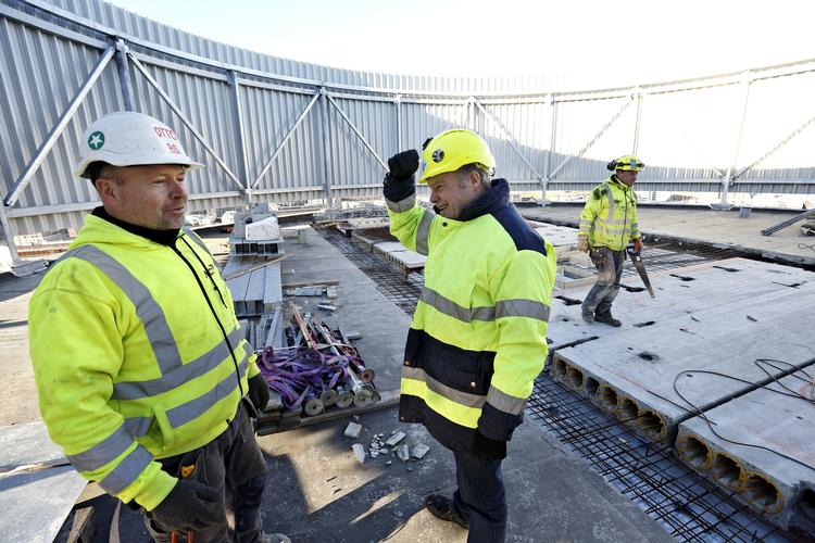 BYGGERI. Kåre Christensen (midten) og Bo Søndergaard (tv) er glade for den succes, NCC har haft med et øget fokus på arbejdsmiljø. 