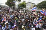 Regeringsmodstand. Ved Thailands indenrigsministerium i Bangkok er tusindvis af demonstranter, der protesterer mod den thailandske regering, samlet. De beordrer de ansatte indenfor til at vælge side, ligesom de truer med at storme bygningen. 