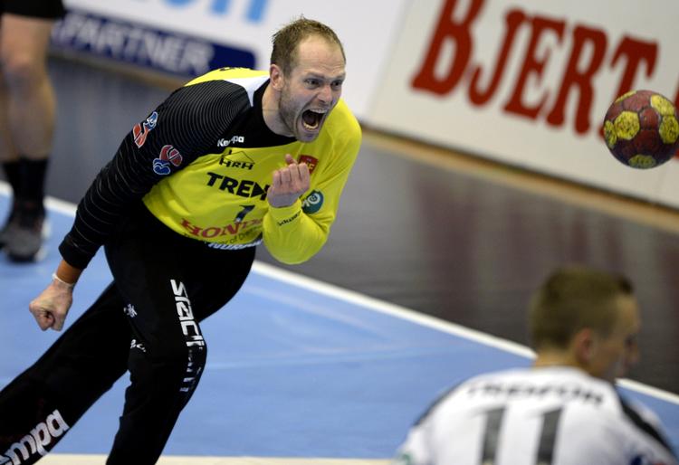 kontrakt. KIF's Kasper Hvidt tynges ikke af alderen. Veteranen fortsætter med at levere storspil i målet. 