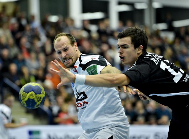 smerter. Lars Jørgensen (tv) har trykket ribbenene og har problemer med vejrtrækning og en del af de bevægelser, en håndboldspiller helst skal kunne. Men han vil spille. 