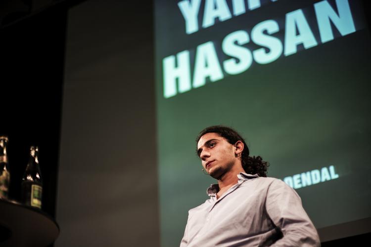 Digtaften. Yahya Hassan læser i aften sine digte op i bydelen Vollsmose i Odense under heftigt opbud af både politi og presse. 