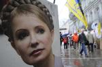 Sultestrejke. Det er tredje gang, den tidligere ukrainske ministerpræsident sultestrejker, siden hun blev fængslet i 2011. Sammen med 100.000 demonstranter forsøger hun at presse den ukrainske regering til et EU-samarbejde. 