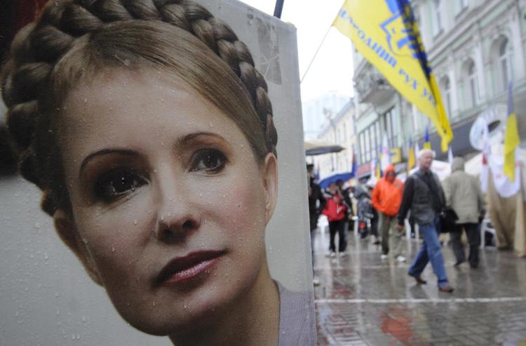 Sultestrejke. Det er tredje gang, den tidligere ukrainske ministerpræsident sultestrejker, siden hun blev fængslet i 2011. Sammen med 100.000 demonstranter forsøger hun at presse den ukrainske regering til et EU-samarbejde. 