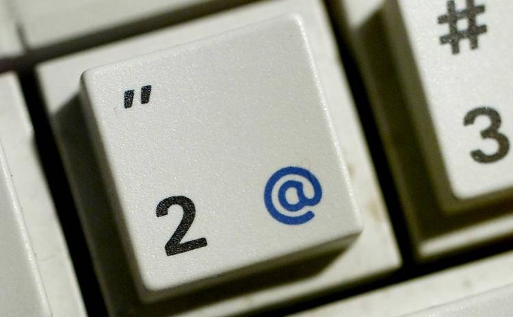 digitalisering. »Uden at lovgivningen er på plads, er vores klare anbefaling, at borgerne og virksomhederne ikke skal sende digital post til den offentlige sektor. Enten svarer myndighederne ikke, eller de giver mangelfulde svar. Til gengæld er der ingen lovgivning, borgerne kan læne sig op ad, hvis de klager«, lyder konklusionen i en ny dansk undersøgelse. 