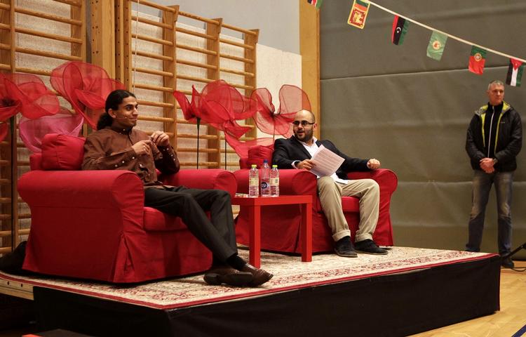 DEBAT. Digteren Yahya Hassan (tv) bliver interviewet af debatredaktør på Politiken Tarek Omar. 