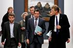 udenrigspolitik. Daværende statsminister Anders Fogh Rasmussen (V) på vej til et møde i Udenrigspolitisk Nævn med sine daværende rådgivere Michael Ulveman (tv.) og Bo Lidegaard (th.) 