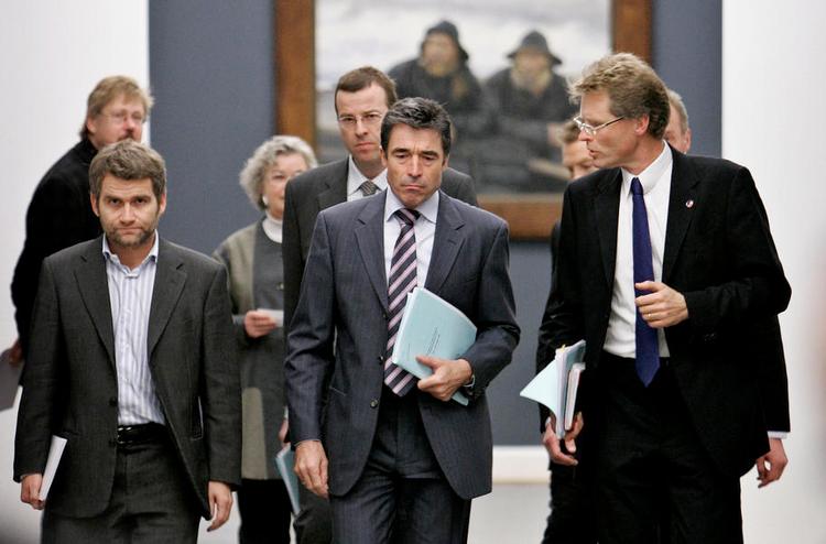 udenrigspolitik. Daværende statsminister Anders Fogh Rasmussen (V) på vej til et møde i Udenrigspolitisk Nævn med sine daværende rådgivere Michael Ulveman (tv.) og Bo Lidegaard (th.) 