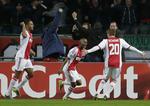 Barcabetvingere. Lasse Schöne juble rmed  Thulani Serero. 