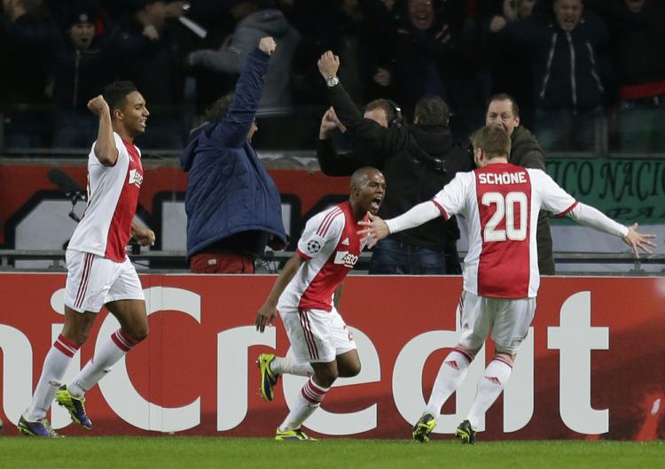 Barcabetvingere. Lasse Schöne juble rmed  Thulani Serero. 