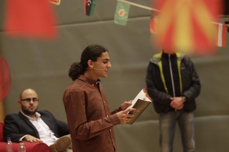 POPULÆR. Digteren Yahya Hassan fik masser af anerkendende klapsalver under sit oplæg i Vollsmose i aften. 