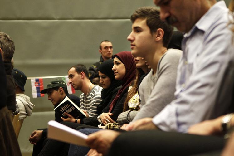Bøger. Flere blandt publikum ved Yahya Hassans besøg på skole i Odense havde medbragt den populære digtsamling. 
