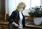 Besøgelsestid. Enhedslistens Johanne Schmidt-Nielsen i folketingssalen, få timer før regeringen skulle forhandle finanslov med blå blok. 