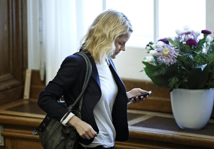 Besøgelsestid. Enhedslistens Johanne Schmidt-Nielsen i folketingssalen, få timer før regeringen skulle forhandle finanslov med blå blok. 