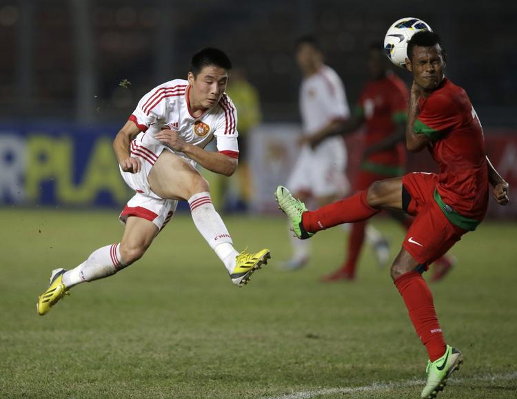 Målfarlig. Wu Lei fyrer af i en landskamp mod Indonesien. 