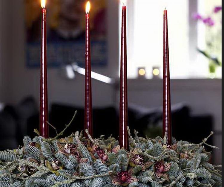 Gran. Denne adventskrans består af nobilisgran, men kan også laved med andet stedsegr'ønt. 