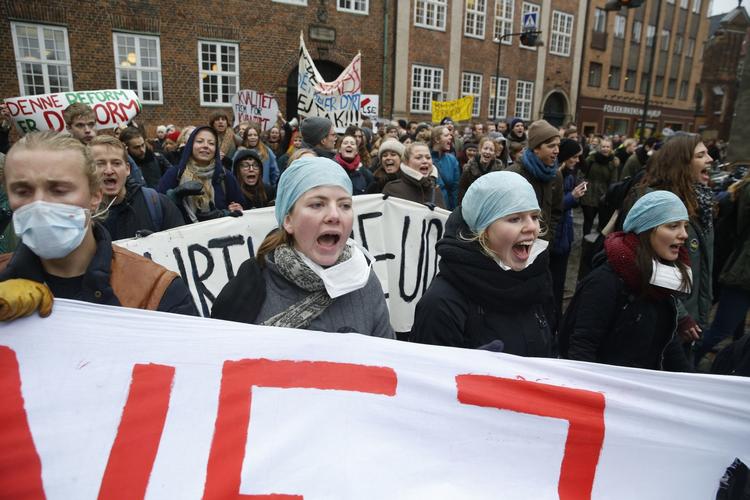 Modstand. Tusinder af studerende er på gaden i protest mod 'fremdriftsreformen'. 