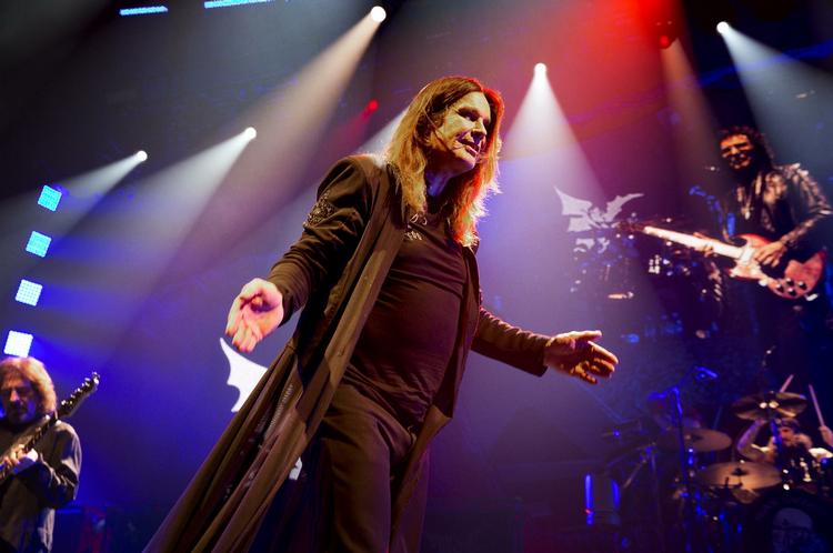 Forbløffende. Ozzy skulle lige synge sig varm. Men så var han til gengæld en frontfigur i  fin form. 