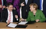 Regeringsdannelse. Angela Merkel fra CDU og SPD-formand, Sigmar Gabriel, underskriver regeringsgrundlag. 