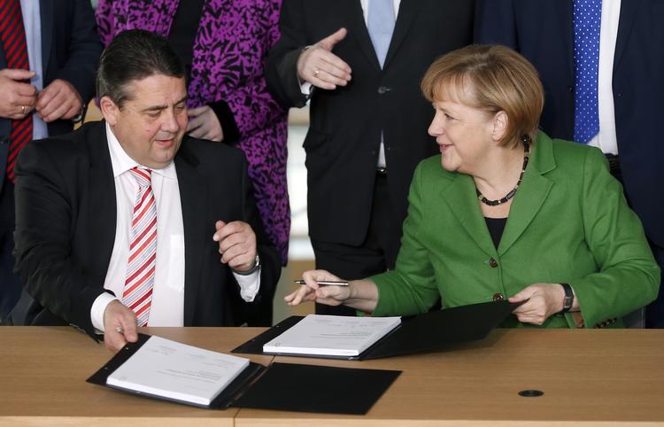 Regeringsdannelse. Angela Merkel fra CDU og SPD-formand, Sigmar Gabriel, underskriver regeringsgrundlag. 