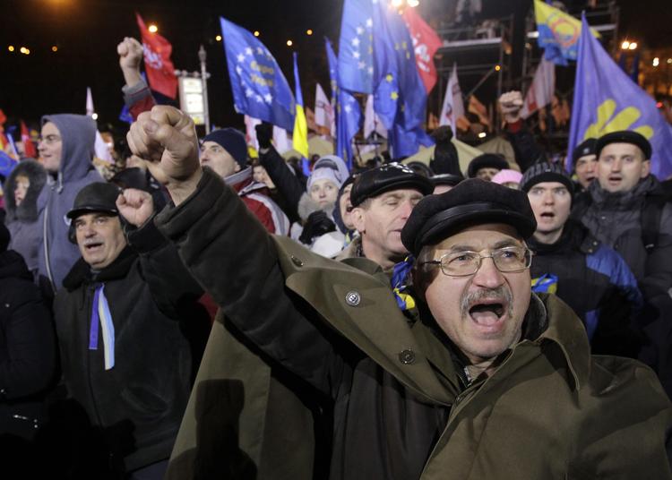 demonstrationer. Folk på gaden i går i Kijev for at markere utilfredsheden med præsident Viktor Janukovitjs beslutning om at suspendere forberedelserne til et kommende EU-topmøde i Vilnius. 