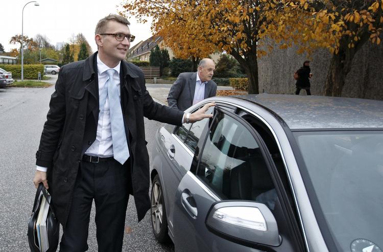 Kritik. Troels Lund Poulsen og hans bisidder, Karoly Nemeth, kritiseres af Erling Andersen for under afhøringerne at have gjort et stort nummer ud af en påstået praksisændring, der skulle redde Thornings mand fra at betale skat i Danmark. 