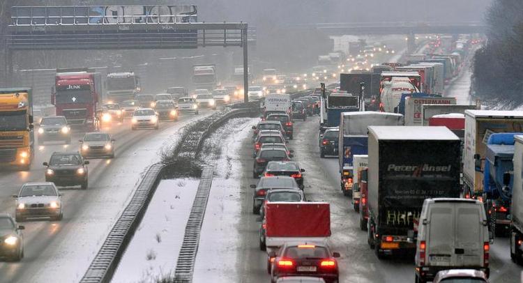 Trængsel. Tæt trafik på tysk motorvej med risiko for dårligt vejr og kødannelser. Og det skal man måske betale for næste år. 