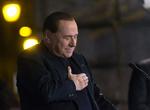 Tale. Foran tusindvis af fans forsikrede Silvio Berlusconi om, at han ikke trækker sig fra politik, selv om senatet har smidt ham ud af det italienske parlament. 