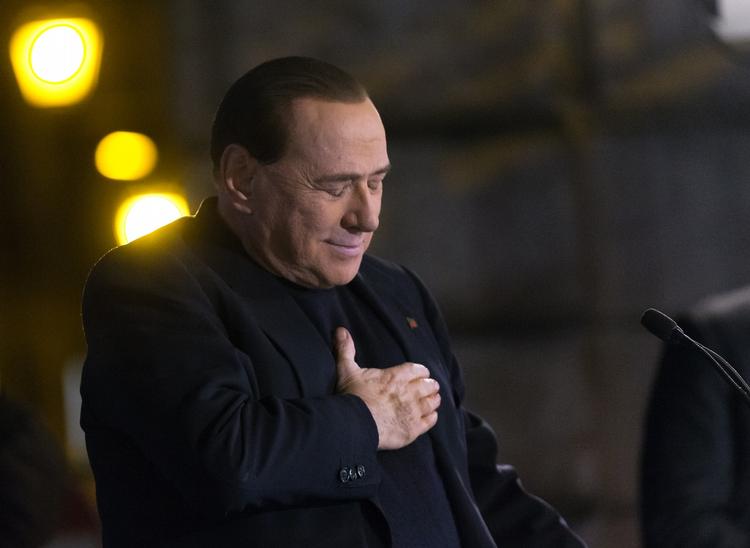 Tale. Foran tusindvis af fans forsikrede Silvio Berlusconi om, at han ikke trækker sig fra politik, selv om senatet har smidt ham ud af det italienske parlament. 