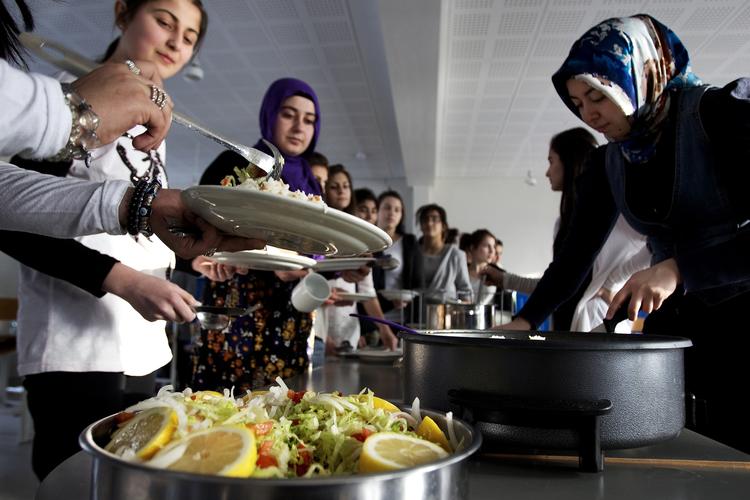 udlændingepolitik. Der bliver ikke flyttet mange kommaer i udlændingepolitikken.En vigtig del af forklaringen finder man ved at se sig selv i spejlet og stille følgende spørgsmål: Hvornår har du sidst haft en indvandrer til middag? 