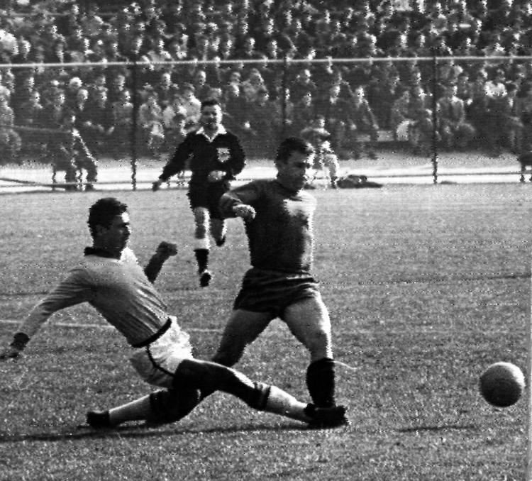 STJERNEMØDE. På vej mod VM-titlen i 1962 var Nilton Santos involveret i et stjernemøde, da han spillede over for Ferenc Puskas. 