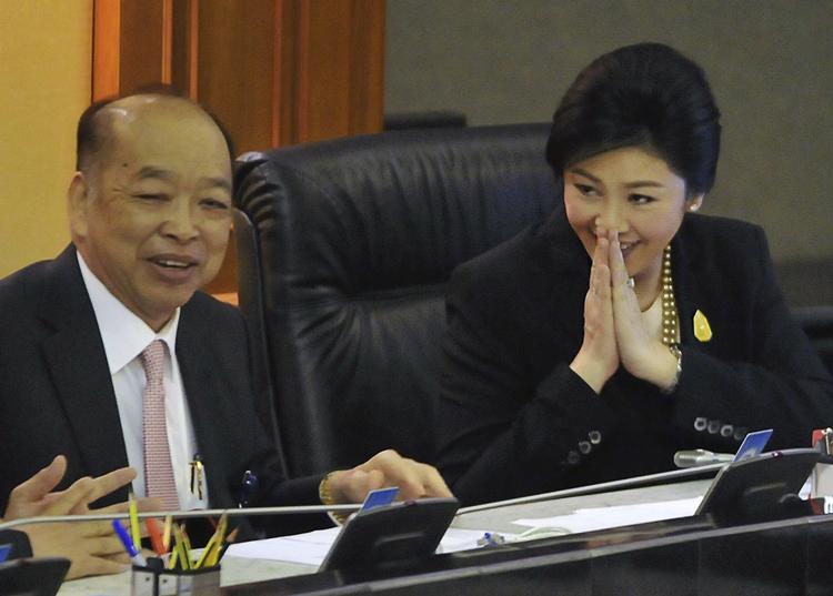 Glæde. En glad Yingluck Shinawatra sender en traditionel hilsen til sin udenrigsminister, Surapong Tovichakchaikul, efter hun klarede sig godt igennem dagens afstemning. 