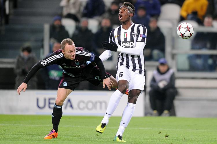 Opdækning. Lars Jacobsen (til venstre) havde en travl aften i Torino. Her er han i duel med Juventus Paul Pogba. 