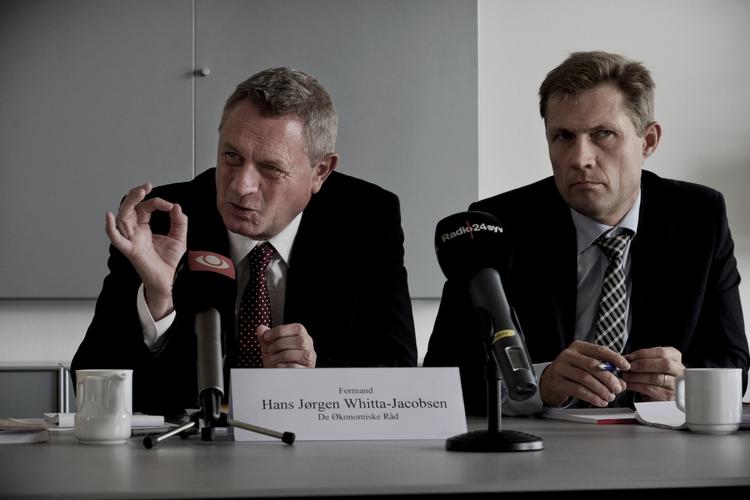 O.k. De økonomiske vismænd med Hans Jørgen Whitta-Jacobsen (tv.) i spidsen har tidligere kritiseret regeringen for ikke at sende penge nok ud i økonomien. Nu lyder der ros fra rådets formand. 