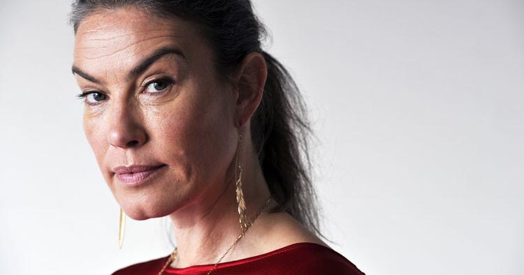nedtur. Susanne Rützou blev uddannet beklædningsdesigner på Margrethe-Skolen i 1988. Hun har tidligere arbejdet som chefdesigner for mærket Bruuns Bazaar, inden hun startede Rützou A/S i 2000. Nu er firmaet gået konkurs. 