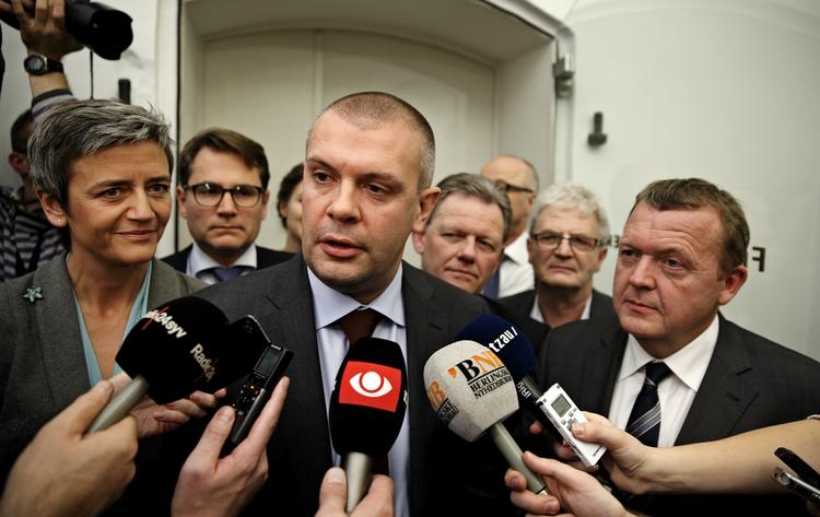 Aftale. Der var bred tilfredshed, da Venstres formand Lars Løkke Rasmussen, Finansminister Bjarne Corydon og Økonomi- og indenrigsminister Margrethe Vestager mødte pressen efter forhandlingerne. 