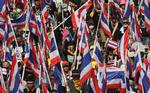 bangkok. Demonstranterne i den thailanske hovedstad har hele ugen lagt pres på regeringen og ministerpræsident Yingluck Shinawatra. Protesterne fortsætter med stor intensitet torsdag morgen. 