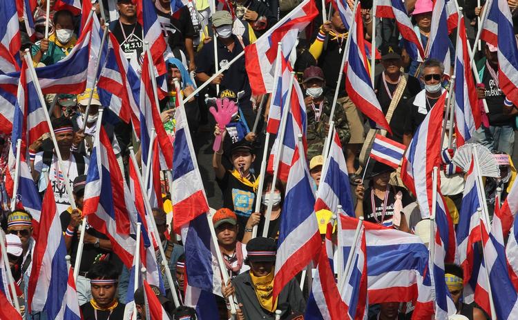 bangkok. Demonstranterne i den thailanske hovedstad har hele ugen lagt pres på regeringen og ministerpræsident Yingluck Shinawatra. Protesterne fortsætter med stor intensitet torsdag morgen. 