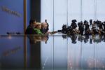 aftale. Angela Merkel og den konservative tyske fløj er tirsdag nat blevet enige med SPD om regeringsgrundlaget for de næste fire år. Og socialdemokraterne er kommet igennem med kravet om en mindsteløn, der vil være et værn mod løndumping, skriver Emilie Turunen. 